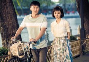 杨亚洲改编了京剧《幸福的故事》，并为男主角李晨选择了第一首情歌。