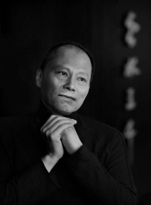张艺导演去世，享年69岁。他执导《时间的故事》，创办了六里工作室。