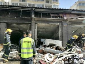 徐州一烧烤店发生爆燃事故：1人受伤，8车受损